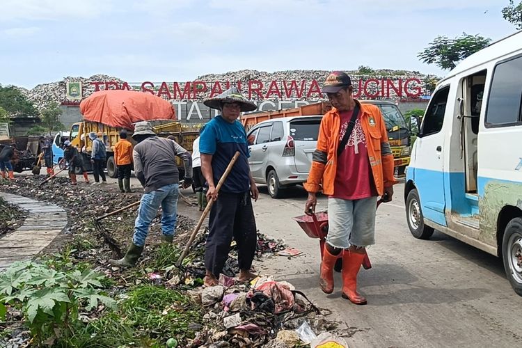 Sampah dari TPA Rawa Kucing berhamburan ke tengah Jl. Iskandar Muda, Neglasari, Kota Tangerang hingga menutup akses kendaraan akibat terbawa banjir, Senin (2/1/2023).