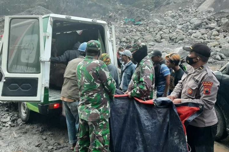Para relawan mengevakuasi korban tewas pada bencana longsor di lokasi penambangan galian golongan C di Sungai Bebeng, Desa Kaliurang, Kecamatan Srumbung, Kabupaten Magelang. 