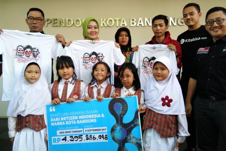 Wali Kota Bandung Ridwan Kamil bersama perwakilan donatur korban kemanusiaan Rohingya saat menyerahkan bantuan kepada tim Aksi Cepat Tanggap (ACT) di Pendopo, Kota Bandung, Senin (11/9/2017).