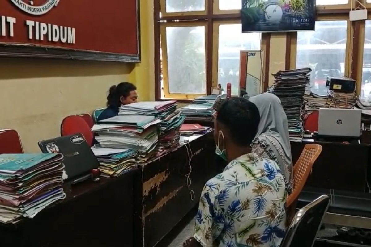 Siitina, bibi Mukarromah saat menjalani pemeriksaan di Mapolres Bangkalan, Jumat (15/3/2024). Sitiina merupakan salah satu kunci saksi yang tahu kejadian sejak awal persalinan Mukarromah.
