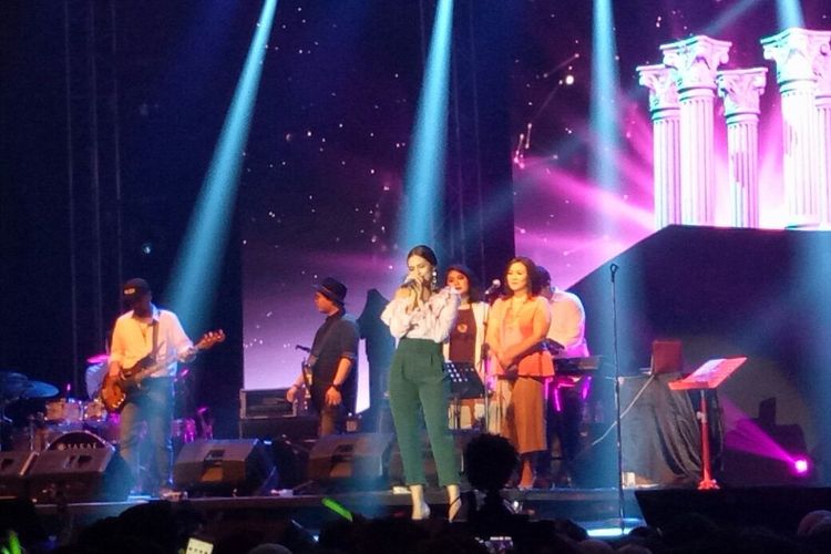 Raisa Andriana tampil di panggung Line Concert yang digelar di Medan International Convention Center, Medan Sunggal, Sumatera Utara, Sabtu (27/1/2018).