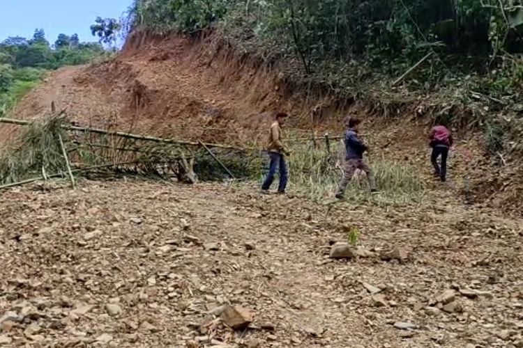 Jalan Desa Riso di Polewali Mandar, Sulawesi Barat, yang ditutup setelah salah satu calon kepala desa kalah dalam pemilihan.