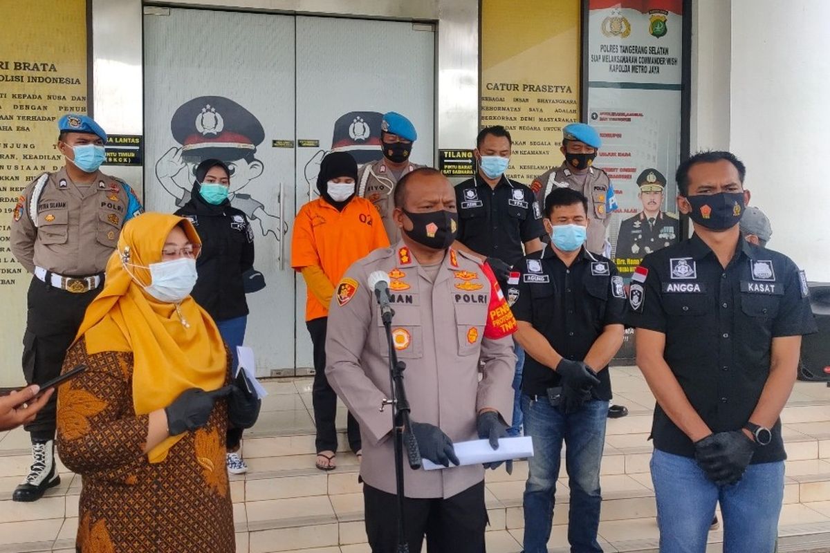 Kapolres Tangerang Selatan AKBP Iman Setiawan (tengah) dalam konferensi pers di Mapolres Tangerang Selatan, Senin (23/11/2020).