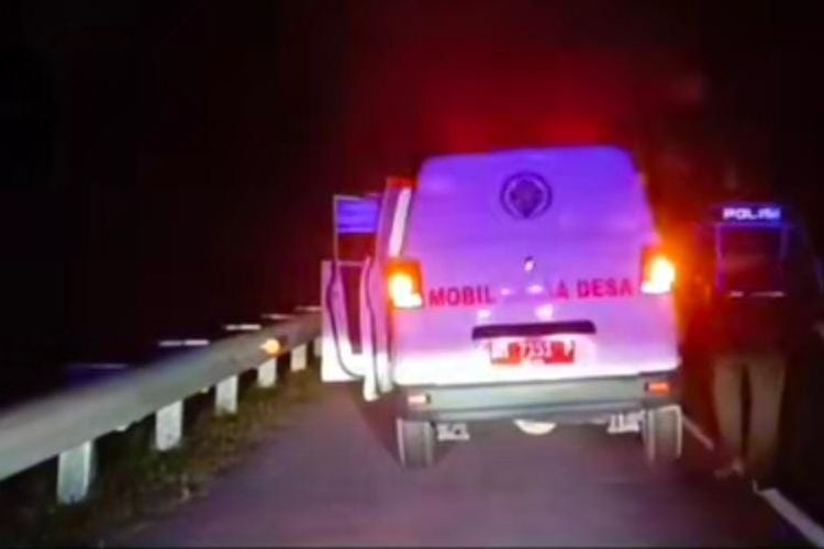 Tangkapan layar video viral anggota PJR Ditlantas Polda Riau menggantikan sopir ambulans yang berhenti di jalan tol Pekanbaru-Dumai karena mengantuk, Jumat (22/9/2023).