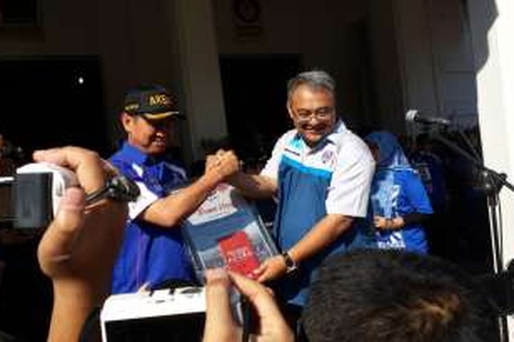 Wali Kota Malang M Anton (kiri) dan Manager Arema Cronous Rudi Widodo (kanan) di Balai Kota Malang, Kamis (11/8/2016)