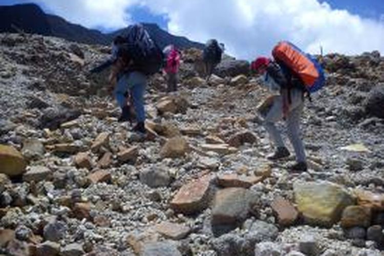 Rute mendaki dengan kontur tanah berbatu di Gunung Papandayan, Jawa Barat