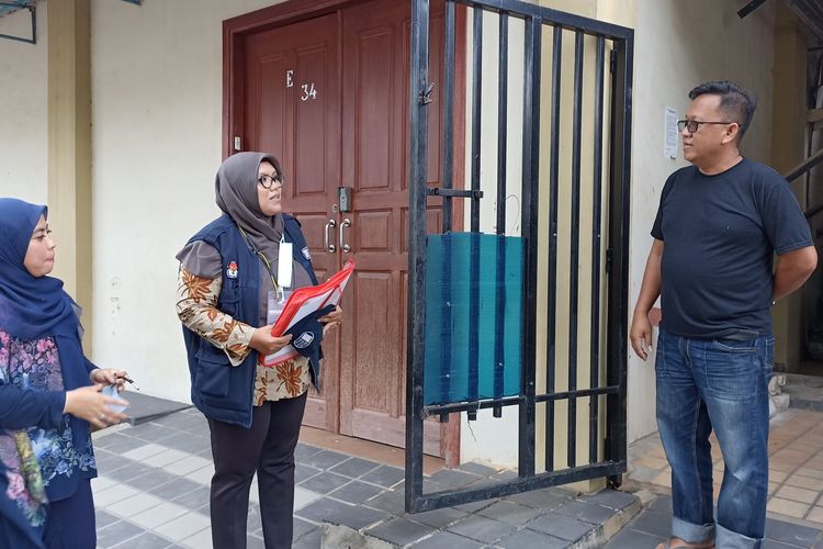 Komisioner KPU, Betty Epsilon Idroos bersama sejumlah anggota KPU Provinsi Kepulauan Riau dan Kota Batam mendatangi rumah anggota partai politik nonparlemen guna melakukan verifikasi faktual, Kota Batam, Sabtu (29/10/2022).