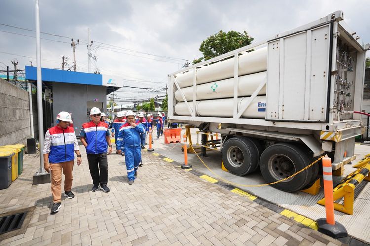 Direktur Utama (Dirut) PT Perusahaan Gas Negara Tbk (PGN) Arief Setiawan Handoko melakukan inspeksi langsung pada pengembangan jaringan gas (jargas) rumah tangga di Kabupaten Sleman, Daerah Istimewa Yogyakarta (DIY), Jumat (27/9/2024).            