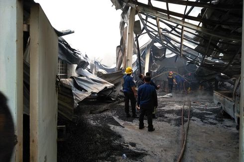 Kebakaran Hebat Landa Pabrik Busa: Diawali Ledakan, Bahan Baku Cair Tumpah ke Jalan, hingga Sebabkan Macet