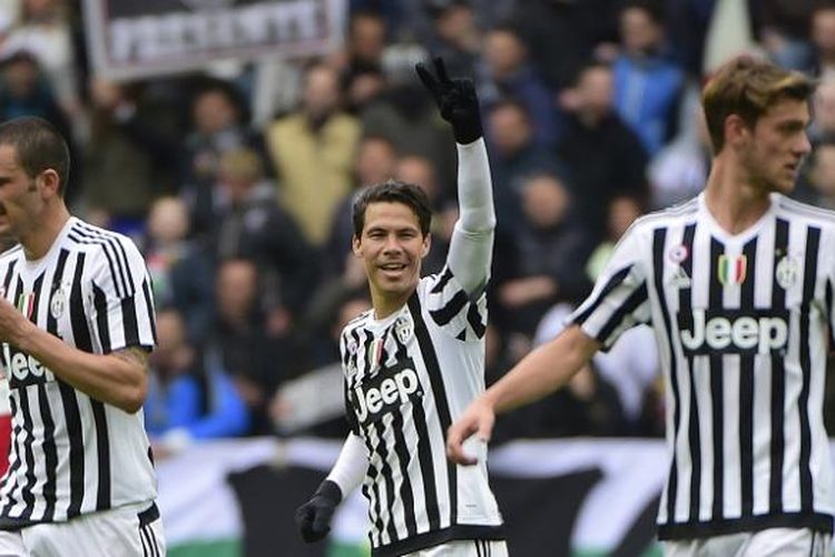 Gelandang Juventus, Hernanes (tengah), merayakan golnya ke gawang Carpi, pada lanjutan Serie A kontra Carpi, di Stadion Juventus, Minggu (1/5/2016).