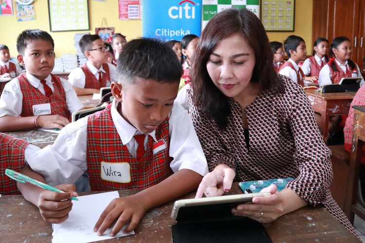 Siswa SDN 18 Pemecutan, Denpasar memperoleh edukasi pentingnya mengajarkan pengelolaan uang melalui teknologi dalam program Citi bertajuk ?Cerdas Finansial di Era Digital? (15/4/2019).