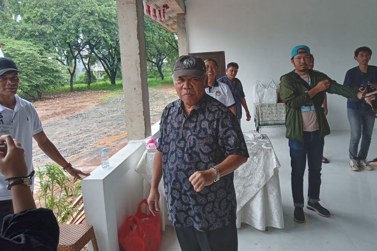 Menteri Pekerjaan Umum dan Perumahan Rakyat (PUPR) Basuki Hadimuljono melakukan pemungutan suara di Tempat Pemungutan Suara (TPS) 161 Kemang Pratama Bekasi, Rabu (14/2/2024).