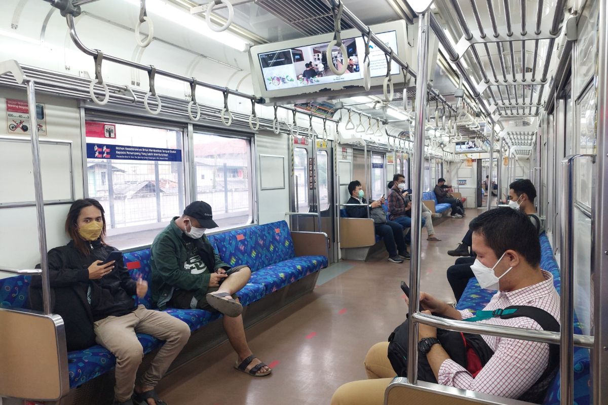 Suasana penumpang KRL di Stasiun Tangerang, Kota Tangerang, menuju Stasiun Duri, DKI Jakarta, pada Senin (14/3/2022).