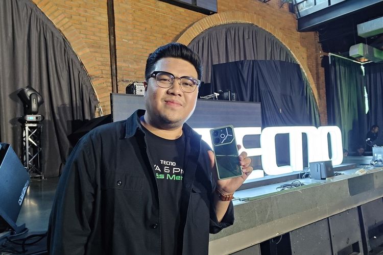 PR Manager Tecno Indonesia, Anthoni Roderick menggenggam Tecno Pova 6 Pro 5G