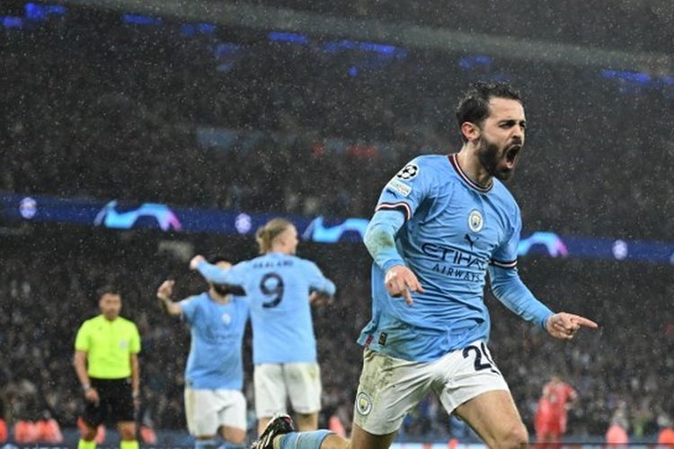 Gelandang Manchester City Bernardo Silva merayakan golnya ke gawang Bayern Muenchen pada laga leg pertama perempat final Liga Champions 2022-2023 di Stadion Etihad, Inggris, Rabu (12/4/2023) dini hari WIB. Terkini, Klub Arab Saudi, Al Hilal, menunjukkan ketertarikan kepada Bernardo Silva.