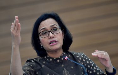 Menteri Kuangan Sri Mulyani memberikan keterangan kepada wartawan terkait realisasi APBN triwulan pertama 2018 di Kementerian Keuangan, Jakarta, Senin (16/4/2018). Sri Mulyani menyatakan realisasi defisit anggaran APBN pada triwulan pertama telah mencapai 0,58 persen terhadap PDB atau sekitar Rp85,8 triliun yang mana angka tersebut paling rendah dalam periode sama selama tiga tahun terakhir.