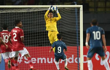 Kiper Tim Nasional Indonesia U19 Cahya Supriadi (ketiga kanan) menangkap bola tembakan pesepak bola Tim Nasional Brunei Darussalam U19 Idzzaham Aleshahmezan (kedua kanan) dalam laga penyisihan Grup A Piala AFF U19 2022 di Stadion Patriot Candrabhaga, Bekasi, Jawa Barat, Senin (4/7/2022). Terkini, Cahya Supriadi menjadi salah satu dari sembilan pemain Persija Jakarta yang dipanggil Shin Tae-yong ke timnas U20. (ANTARA FOTO/Aditya Pradana Putra/wsj. )