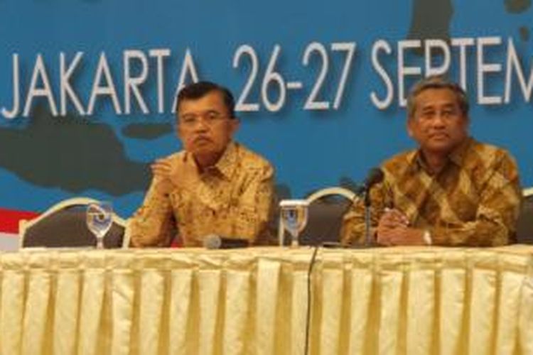Mantan Wakil Presiden Jusuf Kalla dan Mendikbud Mohammad Nuh dalam Konvensi Ujian Nasional yang digelar di Gedung Kemdikbud, Jakarta, Kamis (26/9/2013).