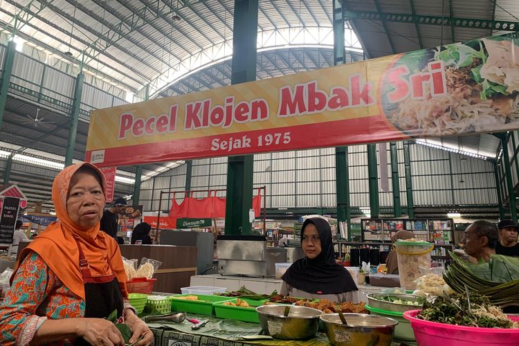 Mujiasri generasi kedua Pecel Klojen Mbak Sri yang sampai saat ini mempertahankan menggunakan usaha ibunya dengan menggunakan pincuk daun pisang.