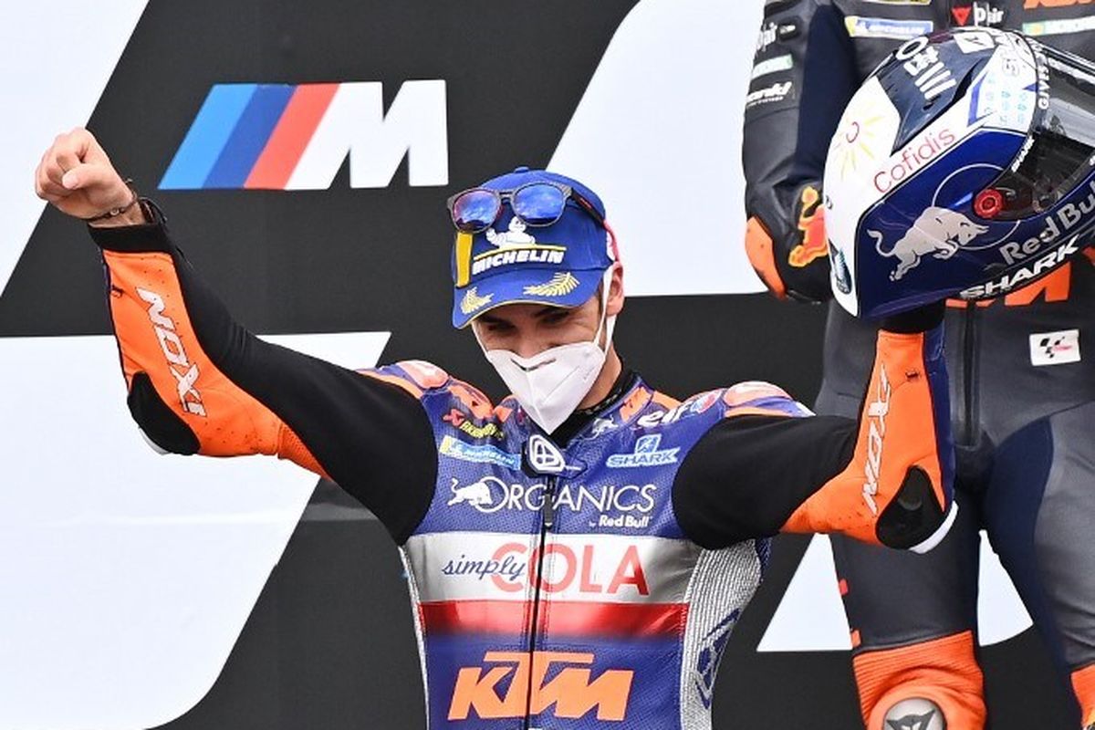 Rider Red Bull KTM Tech 3, Miguel Oliveira, merayakan kemenangan di MotoGP Styria di Red Bull Ring, Spielberg, Austria, pada Minggu (23/8/2020).