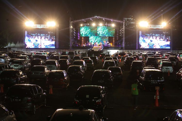 Pengunjung menyaksikan Danamon New Live Experience, Drive-In Concert  di Jakarta di JI Expo, Kemayoran, Jakarta, Sabtu (29/8/2020). Kahitna tampil dalam hari pertama acara Drive-In Concert perdana di Jakarta.