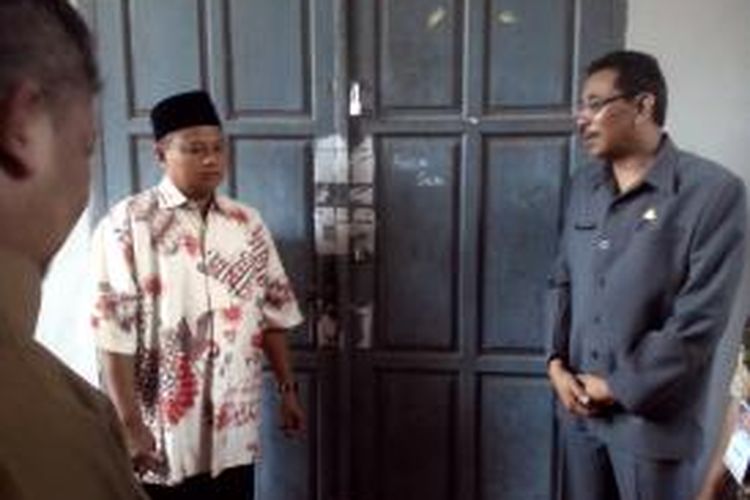 Bupati Tasikmalaya Uu Ruzhanul Ulum (kiri) tak diperbolehkan masuk ke lokasi tes tulis CPNS kategori dua di Pondok Pesantren Cipasung, Minggu (3/11/2013).