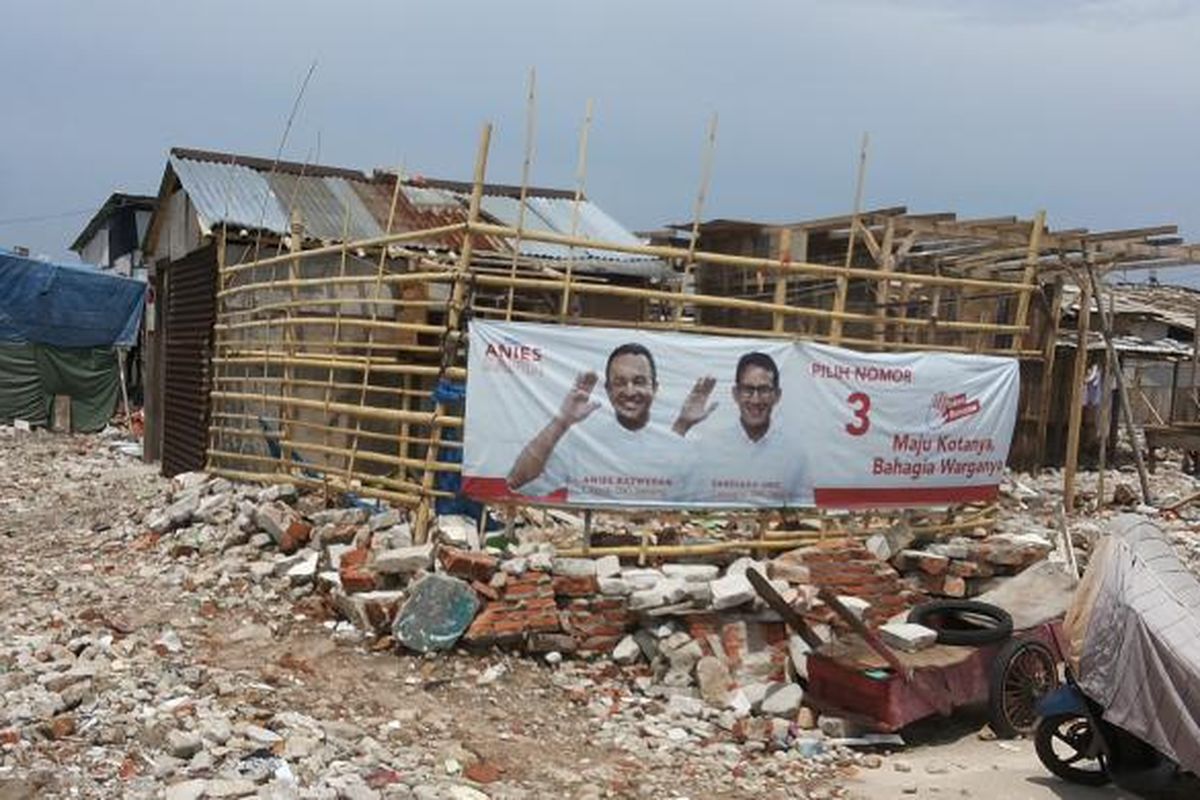 Spanduk pasangan calon gubernur dan wakil gubernur DKI Jakarta Anies Baswedan dan Sandiaga Uno yang terpasang di  lokasi penggusuran Pasar Ikan dan Kampung Akuarium, Penjaringan, Jakarta Utara, Selasa (10/1/2017).