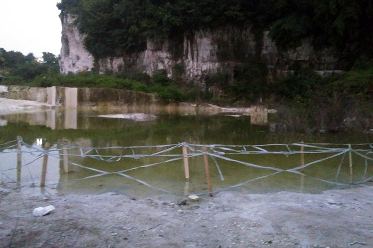 Salah satu area kegiatan outbond siswa MTs Mambaus Sholihin, yang masih terpasang halang rintang dari tali plastik.