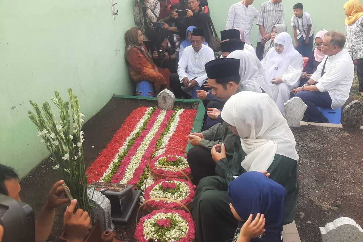 Khofifah ziarah makam keluarga di makam islam Kelurahan Jemur Wonosari Kecamatan Wonocolo Surabaya, Rabu (27/11/2024).