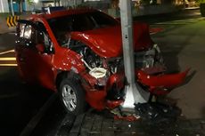 Kecelakaan di Jalan MH Thamrin, Satu Mobil Oleng hingga Tabrak Tiang Lalu Lintas 