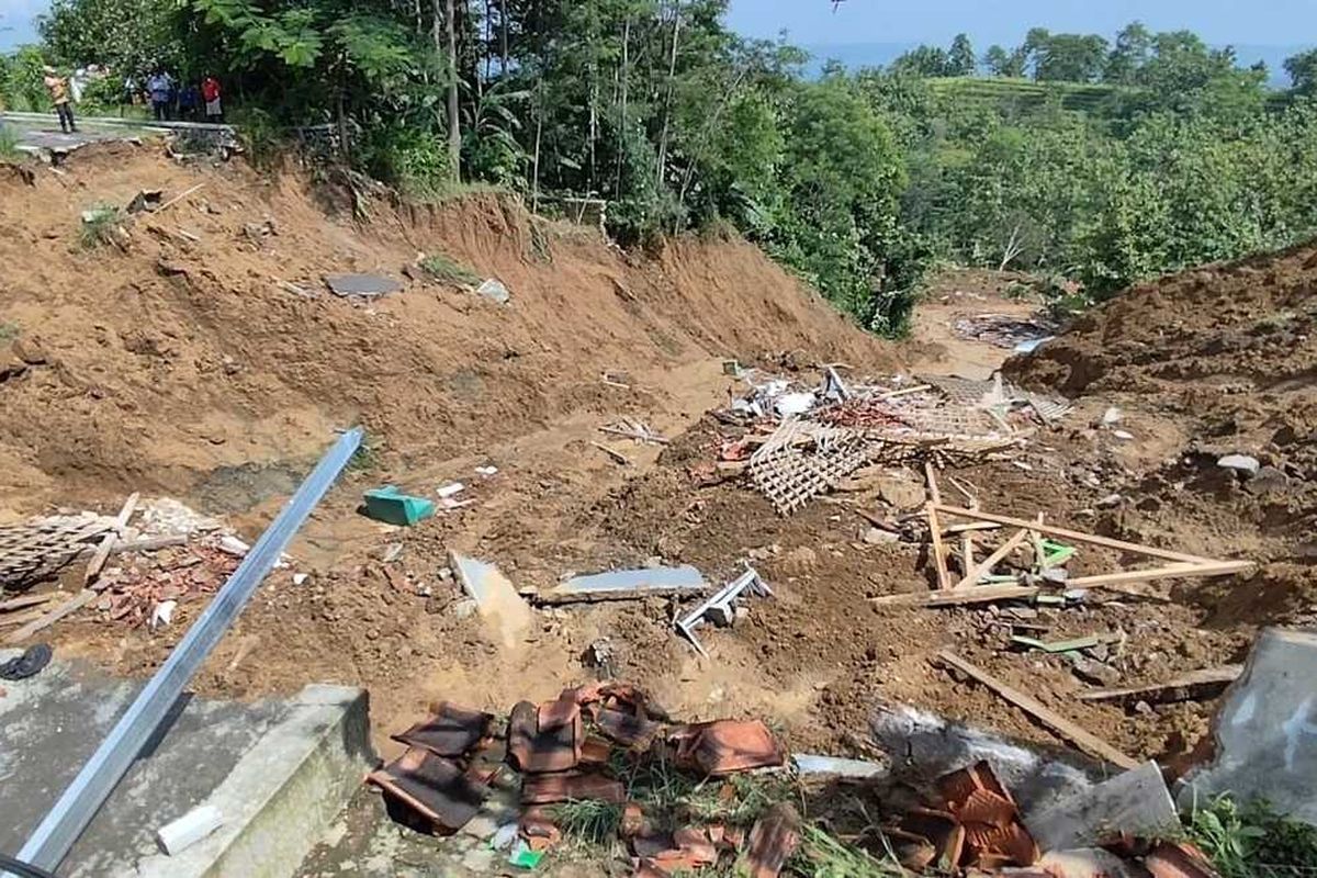 Penampakan kondisi terkini Purwasari Desa Cimara Kecamatan Cibeureum Kabupaten Kuningan Jawa Barat yang terkena longsor pada Sabtu (18/1/2025) petang.