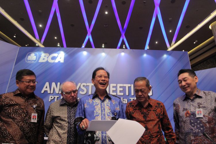 Presiden Direktur PT Bank Central Asia (BCA) Jahja Setiaatmadja (tengah) berbincang dengan Wakil Presiden Direktur BCA Eugene Keith Galbraith (kedua kiri), Presiden Komisaris BCA D.E. Setijoso (kedua kanan), Direktur BCA Subur Tan ( kiri) dan Komisaris BCA Tonny Kusnadi (kanan) usai memberikan keterangan kepada media tentang Laporan Keuangan Semester I 2017 BCA di Jakarta, Kamis (27/7/2017). Dalam laporannya pendapatan operasional BCA yang terdiri dari pendapatan bunga bersih dan pendapatan operasional lainnya tumbuh 4,9 persen menjadi Rp27,4 triliun pada semester I 2017 daripada Rp26,1 triliun pada 2016. 