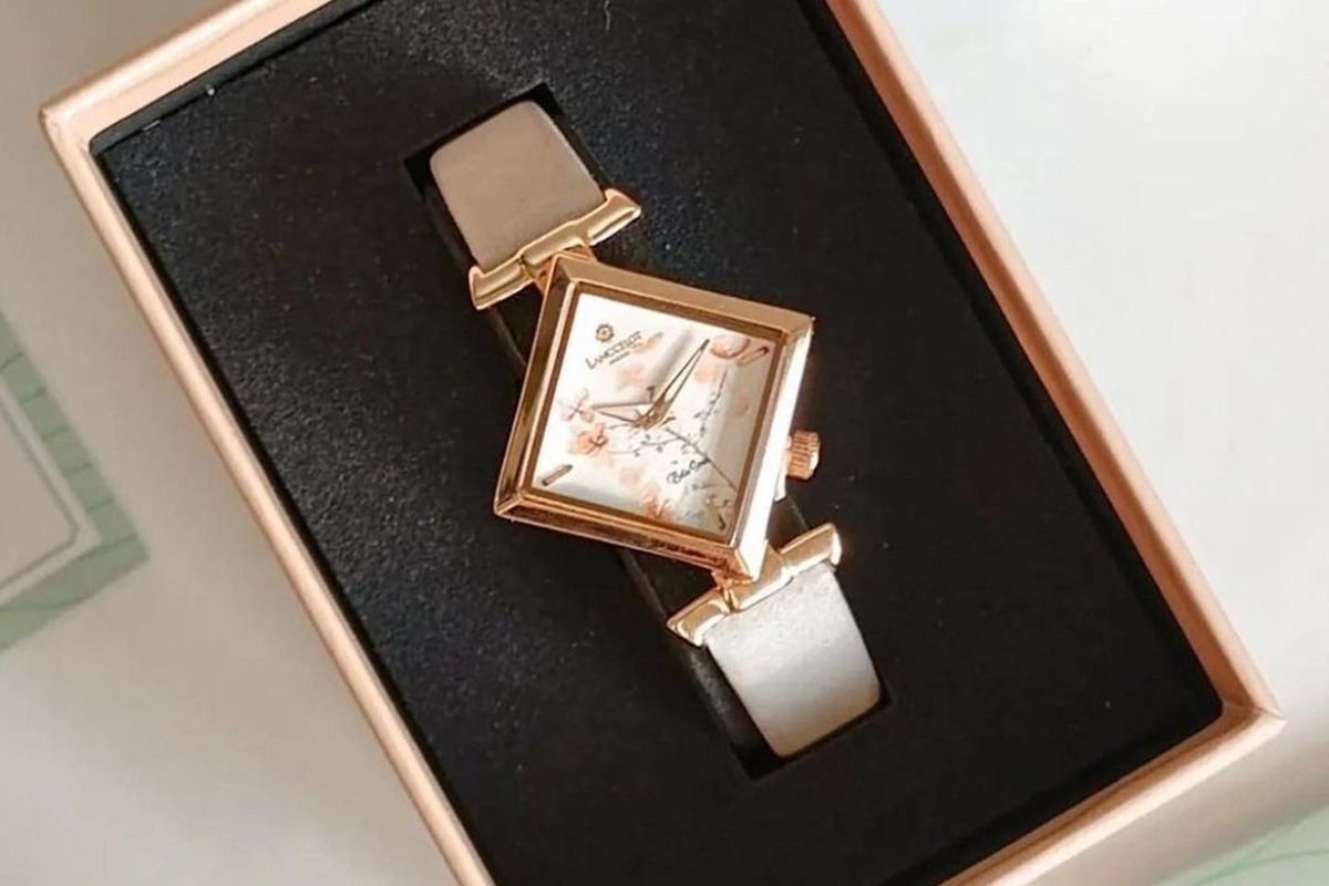 Jam tangan wanita merek Lanccelot menjadi salah satu rekomendasi brand jam tangan lokal yang dibanderol mulai harga Rp 500 ribuan. 