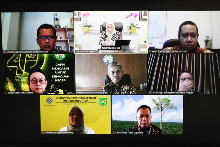 Menteri Ketenagakerjaan Ida Fauziyah (tengah atas) menerima audiensi pengurus Gabungan Pengusaha Kelapa Sawit Indonesia (GAPKI) secara virtual, Selasa (15/6/2021).