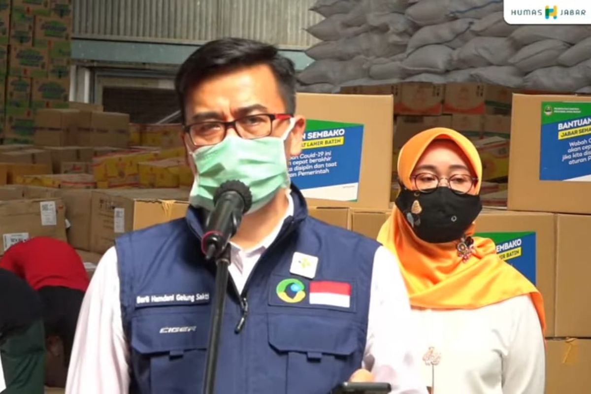 Wakil Sekretaris Gugus Tugas Percepatan Penanggulangan COVID-19 Jabar sekaligus Kepala Dinas Kesehatan Provinsi Jabar, Berli Hamdani saat melakukan konferensi pers di Gudang Bulog Divre Jabar, Kota Bandung, Rabu (8/7/2020). 
