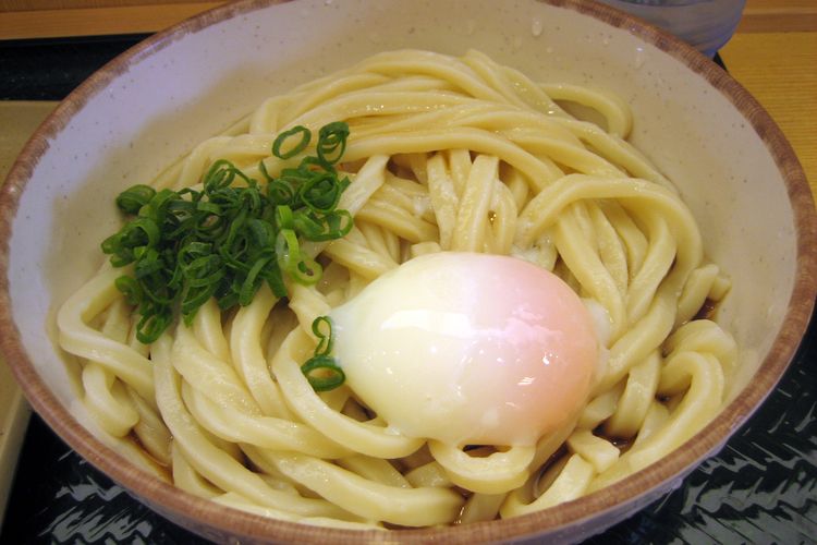 Ilustrasi onsen egg di atas udon. 