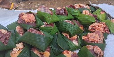 Tekan Sampah Plastik, Warga Sumenep Bungkus Daging Kurban dengan Daun Pisang