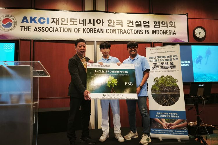 Kyung Min Park (tengah), selaku IBF Youth Ambassador bersama Chairman AKCI sekaligus perwakilan PT SSA, Hwang Eui Sang (kiri) dan Founder serta Direktur IBF, Andre Saputra