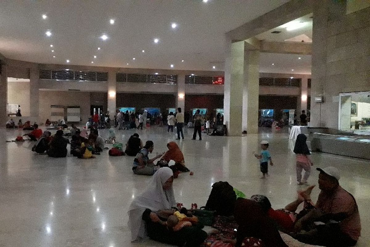 Pengunjung area Monumen Nasional memilih untuk beristirahat di area Museum Monas lantaran kehabisan kuota untuk naik ke puncak Monas pada Sabtu (16/6/2018).