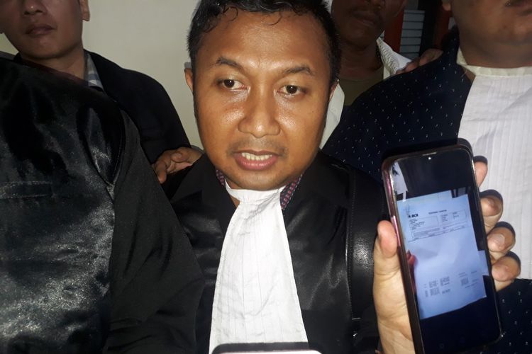 Tim kuasa hukum artis VA menunjukkan bukti transaksi rekening koran, Senin (29/4/2019)