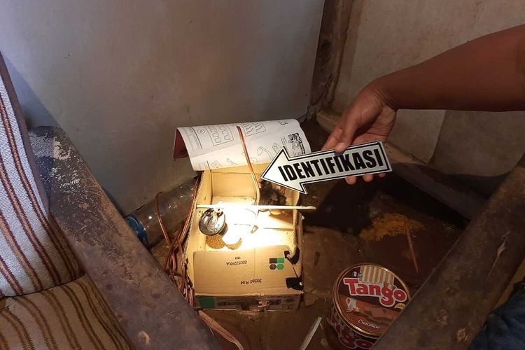 Polisi melakukan olah tempat kejadian perkara (kotak kardus tempat anak ayam) lokasi bocah tewas tersengat listrik di kecamatan Panggul Trenggalek Jawa Timur,' Senin (08/08/2022).