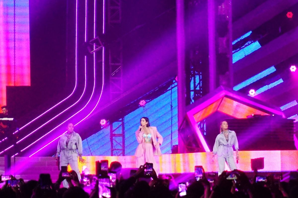 Penyanyi Dua Lipa saat tampil di Lazada Super Par7y di Indonesia Convention Exhibition (ICE), BSD City, Kota Tangerang, Selasa (26/3/2019).