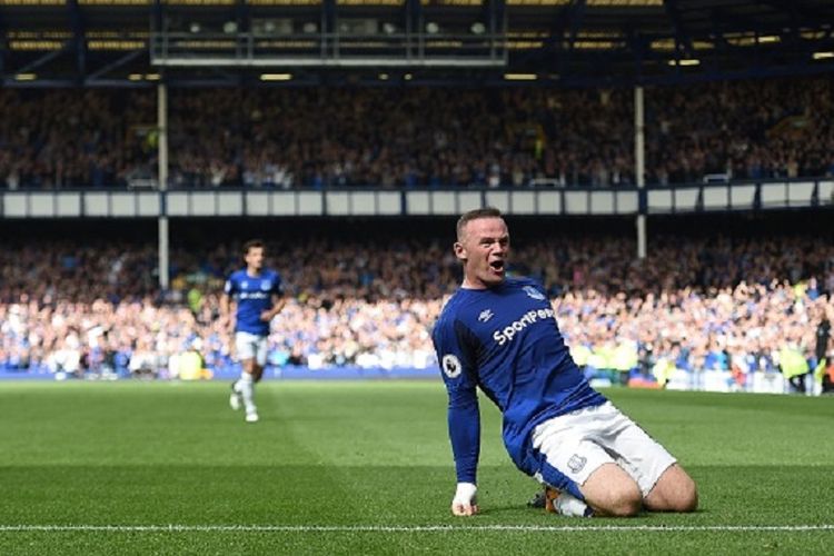 Wayne Rooney merayakan gol Everton ke gawang Stoke pada pertandingan Premier League di Goodison Park, Sabtu (12/8/2017).