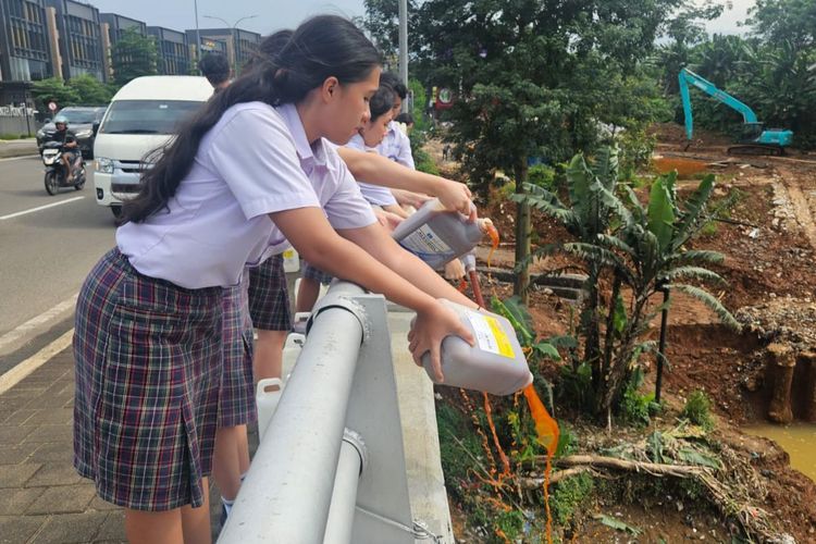 Sebanyak 7.000 liter eco enzyme dituangkan ke Sungai Jeletreng yang merupakan bagian dari aliran Sungai Cisadane oleh Generasi Muda Buddhis Indonesia (GEMABUDHI) dan sejumlah pihak, termasuk Alam Sutera