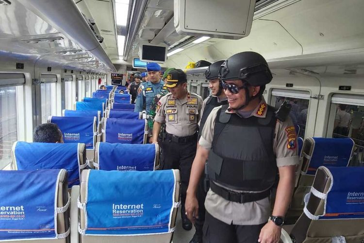 Jajaran Polresta Malang Kota saat merazia gerbong kereta api di Stasiun Malang, Kota Malang untuk mencegah Aremania dan Jakmania datang ke Sidoarjo, Kamis (20/2/2020)