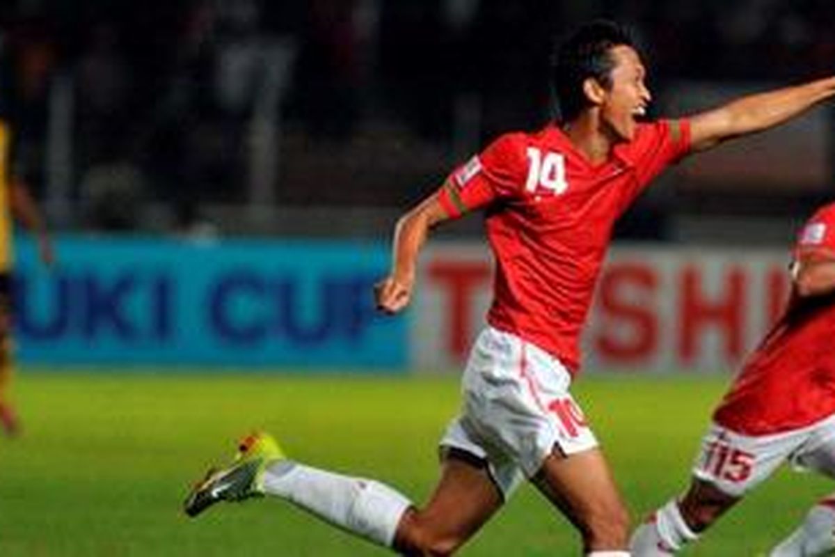 Arif Suyono dan Firman Utina (belakang) rayakan gol usai membobol gawang malaysia dalam kualifikasi AFF Suzuki Cup 2010 di Jakarta, Rabu (1/12/2010). Indonesia menang 5-1.
