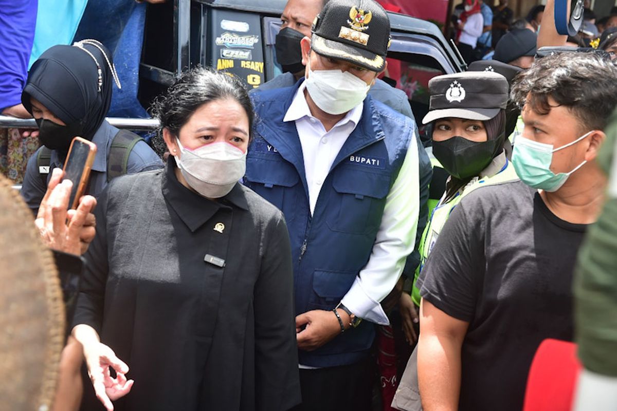 Ketua DPR RI Puan Maharani (tengah) bersama Bupati Lamongan Yuhronur Efendi, saat berkunjung di Pasar Ikan Lamongan, Rabu (2/3/2022) pagi.