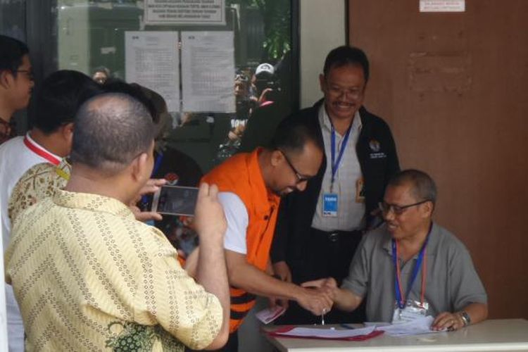 Politisi PAN Andi Taufan Tiro, menggunakan hak pilih dalam Pilkada Serentak 2017 di Rutan C1 Gedung KPK Jakarta, Rabu (15/2/2017).