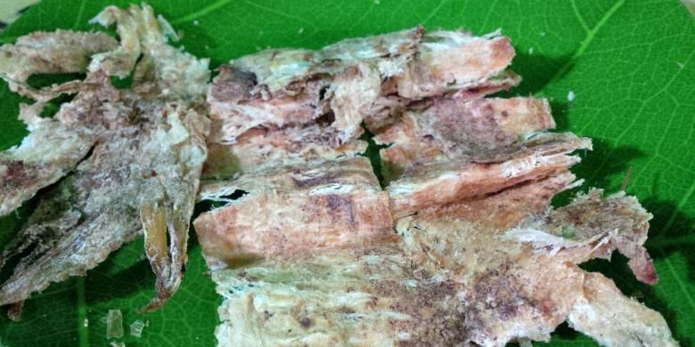 Sotong Pangkong khas Pontianak siap santap yang sudah dipangkong (dipukul) hingga pipih dan terlihat serat dagingnya. 