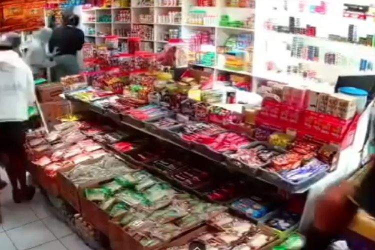 Sejumlah anggota geng motor menyerang warung warga di Jalan Karya, Kelurahan Karang Berombak, Kecamatan Medan Barat, Kota Medan, Kamis (16/1/2025).